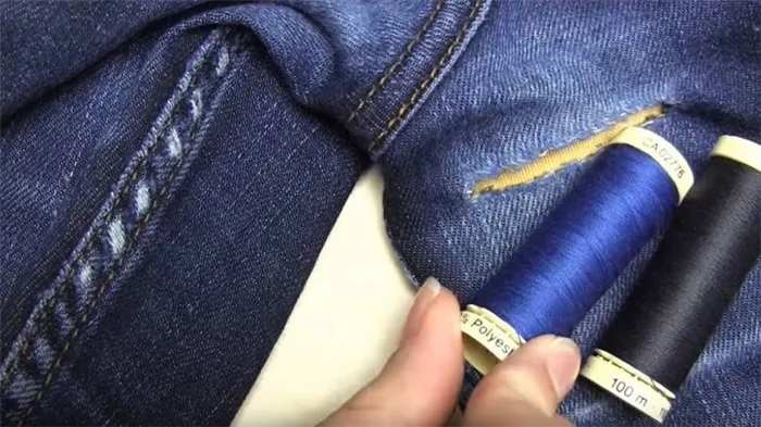 Выберите цвет ниток для пошива джинсов.