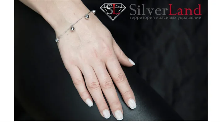 Изображение руки, на которой надет серебряный браслет Silverland
