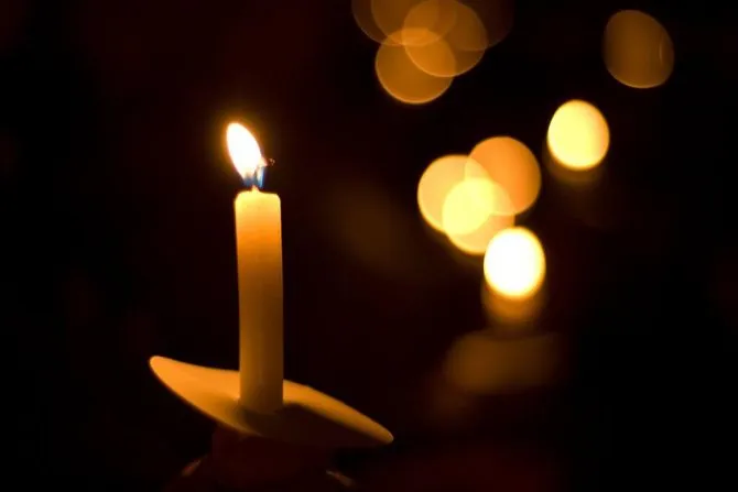 Что означает свеча в руках прихожан на похоронах?