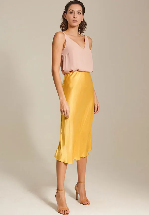 Желтая атласная юбка