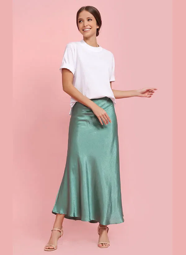 Длинная зеленая атласная юбка