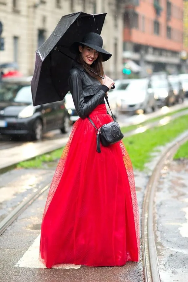 Длинная красная юбка-пачка под кожаной курткой