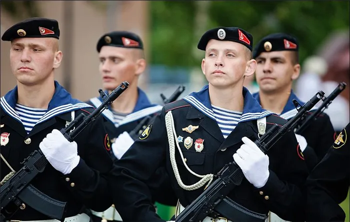 Морские пехотинцы в черных беретах.