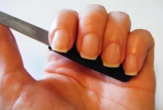 руки с помощью пилочки для ногтей.