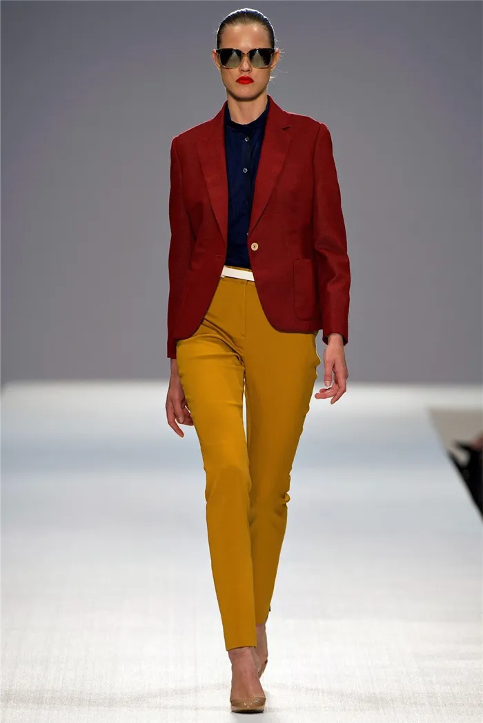 Горчичные брюки с красным пиджаком