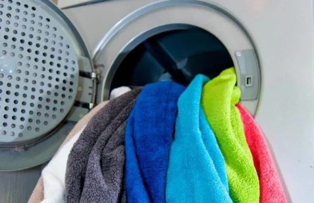 Стирайте полотенца в стиральной машине.