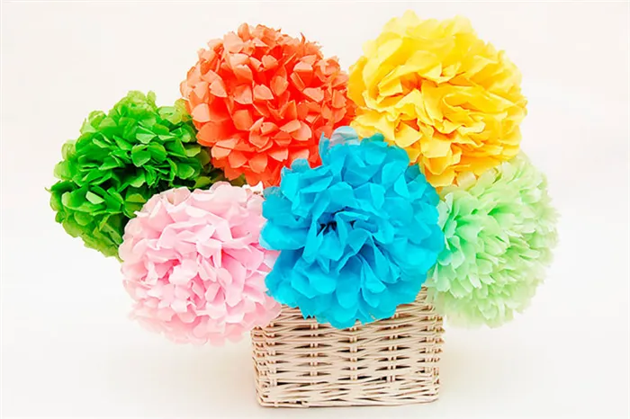 Яркий букет цветов из цветных салфеток, на которые можно полюбоваться