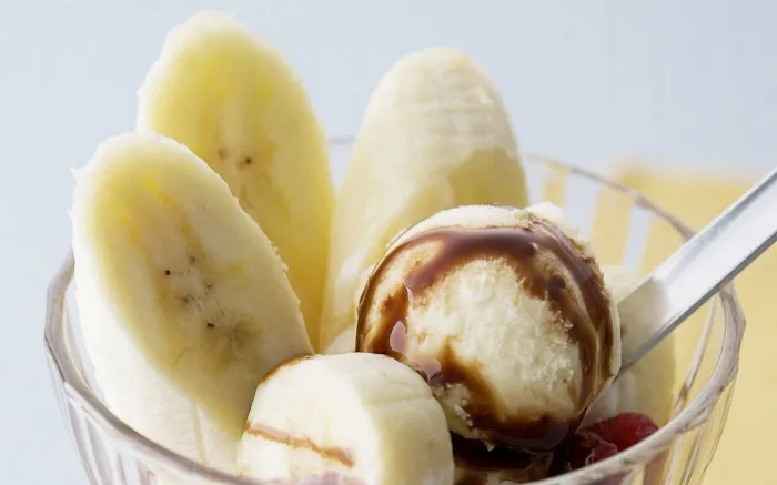 десерт из мороженого и бананов