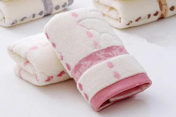 Небольшие полотенца, свернутые в рулоны