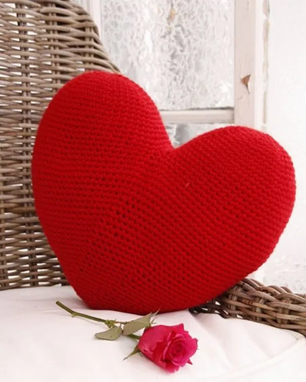 Фото вязаных крючком подушек в форме сердец