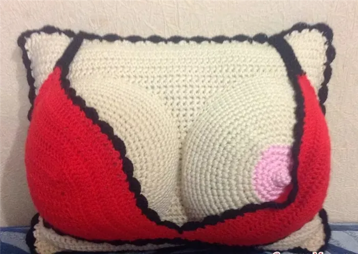 Фото Вязаная крючком подушка для груди