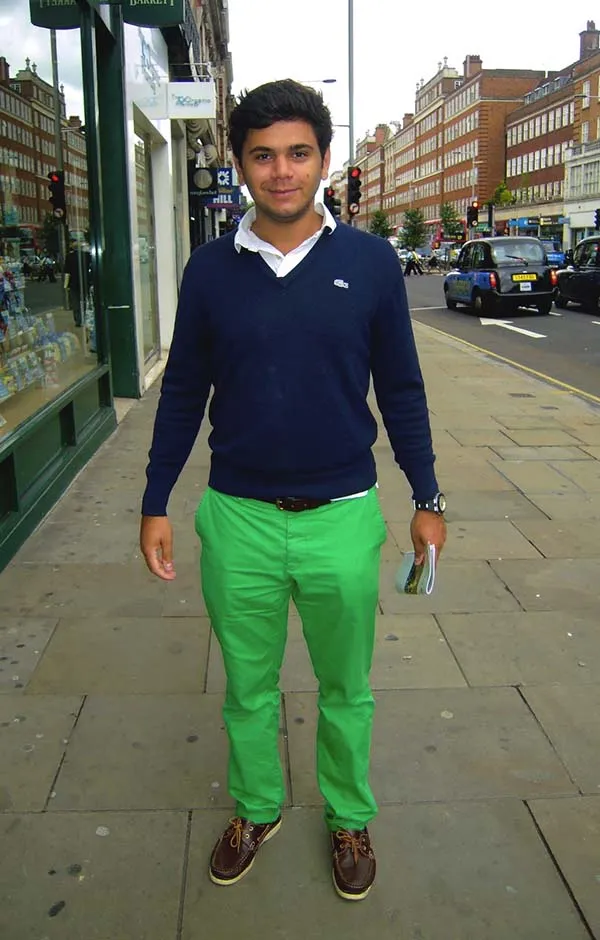 К зеленым трусам можно добавить удобные шерстяные пиджаки классических мужских цветов.