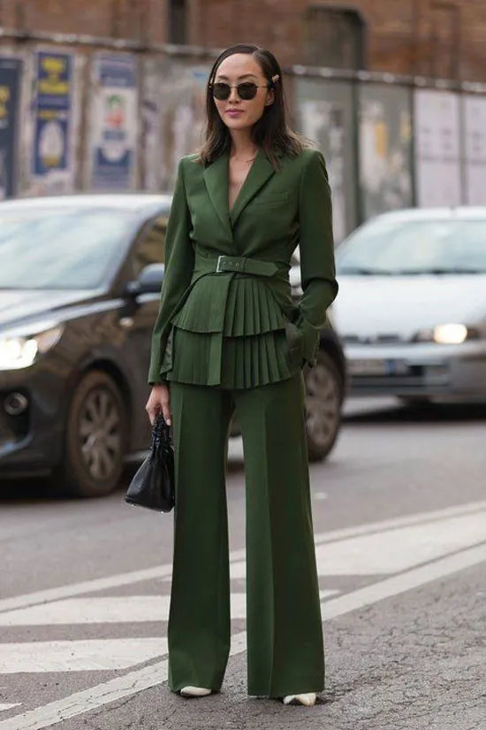 Женщина в зеленых брюках.