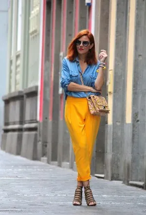 Толстый образ с желтыми брюками и джинсовой рубашкой.