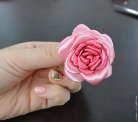Как сделать маленькие цветы из атласной ленты