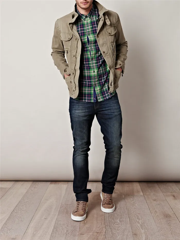 Бежевые кроссовки идеально подходят для повседневных нарядов с джинсами, рубашками и пиджаками.