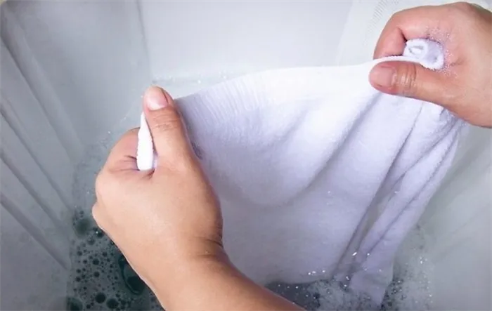 В чем замочить полотенца перед стиркой. Стирать полотенца. Белье полотенце стирка. Полотенце которое размачивается в воде. Стираем грязные белые полотенца.