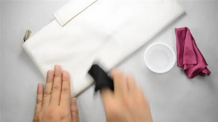 Как чистить белые кожаные сумки