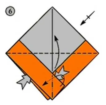 Чтобы создать треугольники для будущих лодок, нужно сложить квадратный лист бумаги пополам.