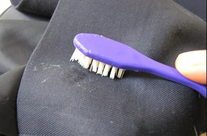 Чистить зубной щеткой сверху вниз / Фото: mensblock.ru
