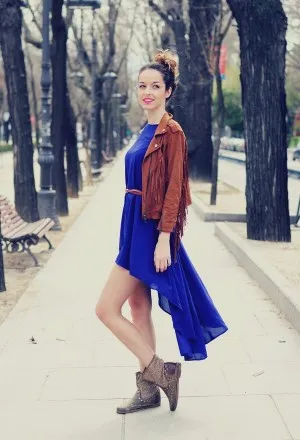 Ярко-синее платье и коричневая кожаная куртка