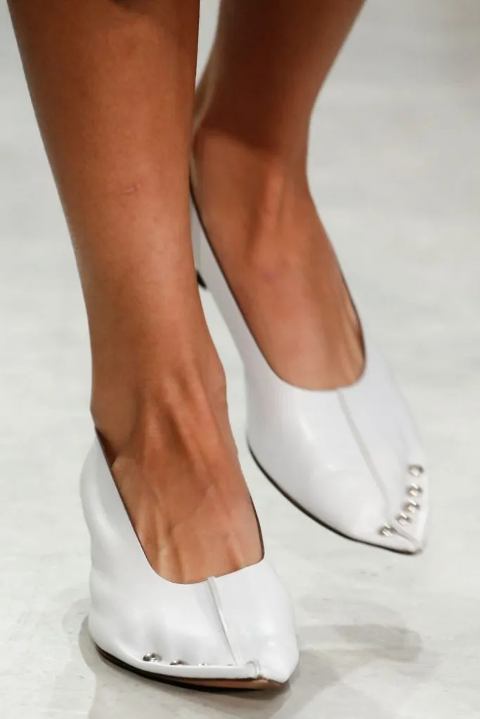 Необычные туфли с заостренным носком для модных луков.