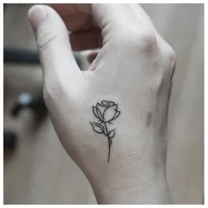 Татуировка розы на ручке