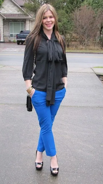 Девушка в синих брюках и черной блузке