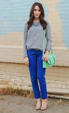 Девушка в ярко-синих брюках и сером свитере