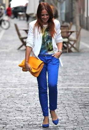 Девушка в синих брюках и цветной блузке