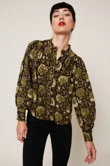 Зеленая цветочная блузка