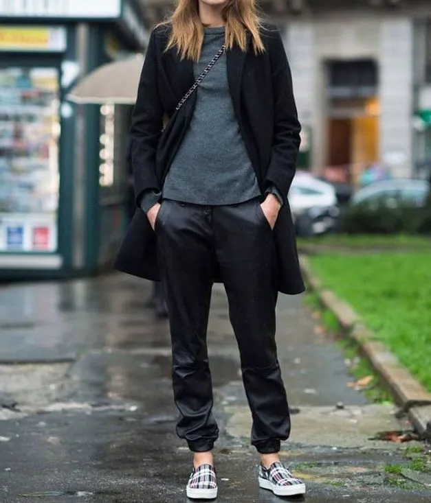 Что носить с женскими брюками-джоггерами - фото элегантных сочетаний