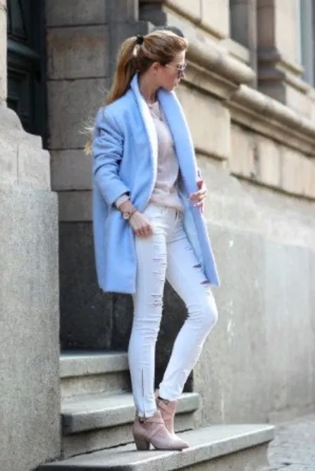Светло-голубые джинсы с синим пальто