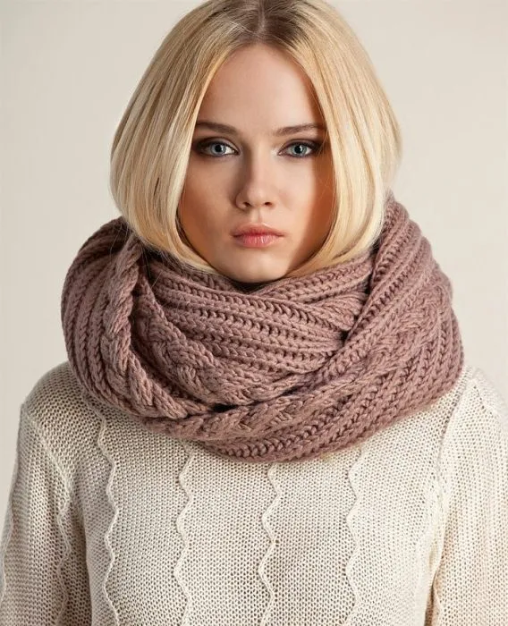 Снуд-шарфы можно завязывать на шее двумя или тремя способами.