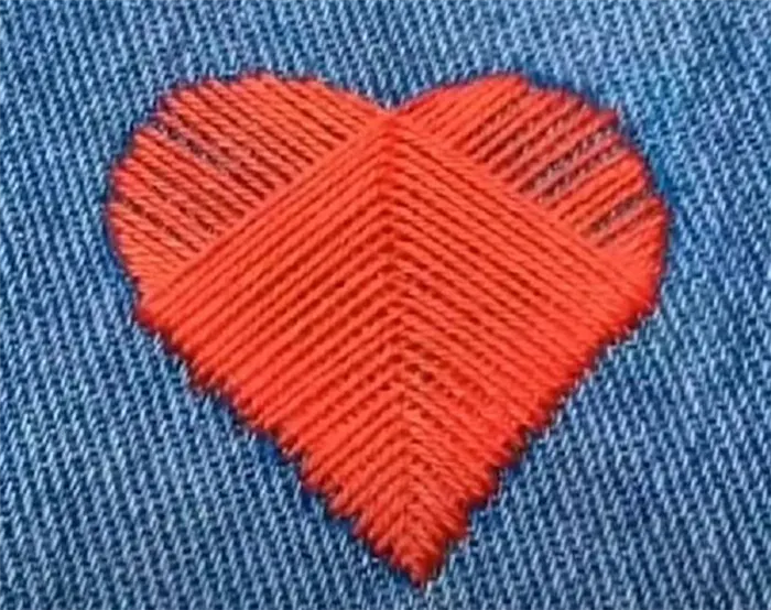 Мастер-класс по зашиванию дырок в одежде с помощью сердечной заплатки
