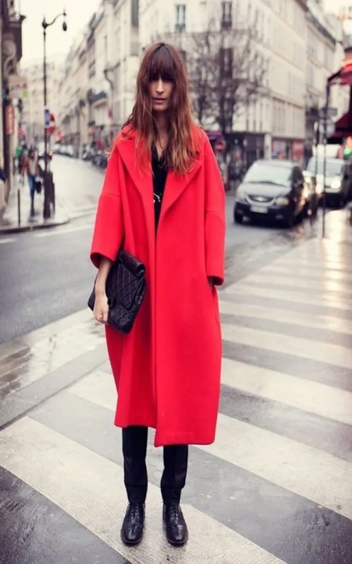 Девушка в красном пальто
