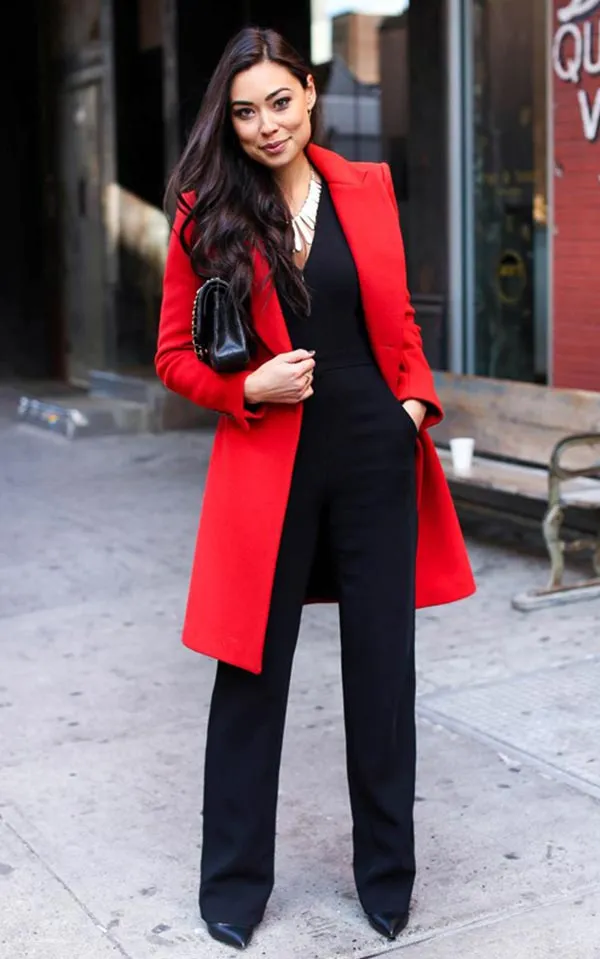 Красное пальто с черным пальто и сумкой