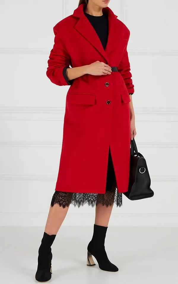 Красное пальто и кружевная юбка