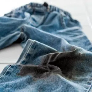 Удаление масляных пятен с джинсов