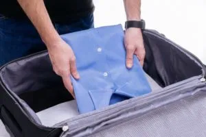 Как складывать рубашки, чтобы не помять их во время путешествия