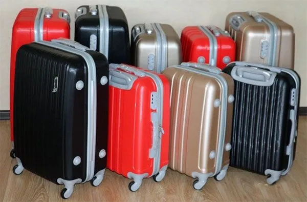 Пластиковые чемоданы