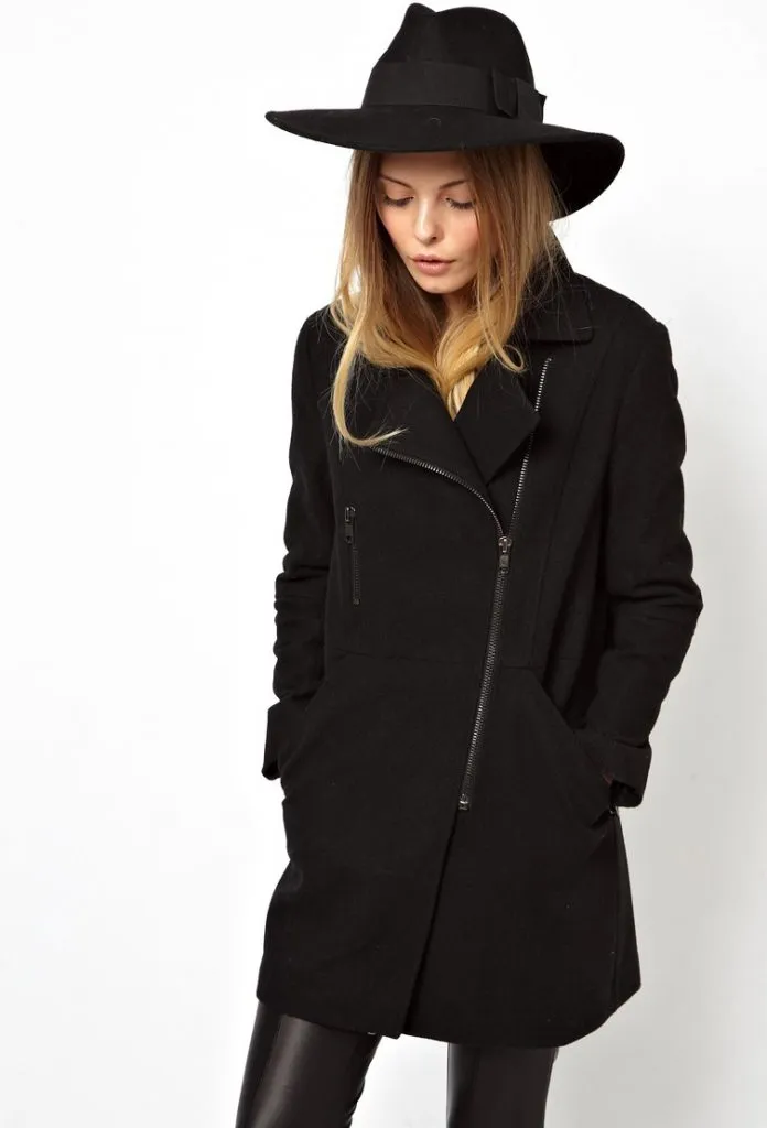 Черное пальто с шапкой