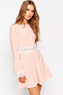 Розовые платья с белым кружевом