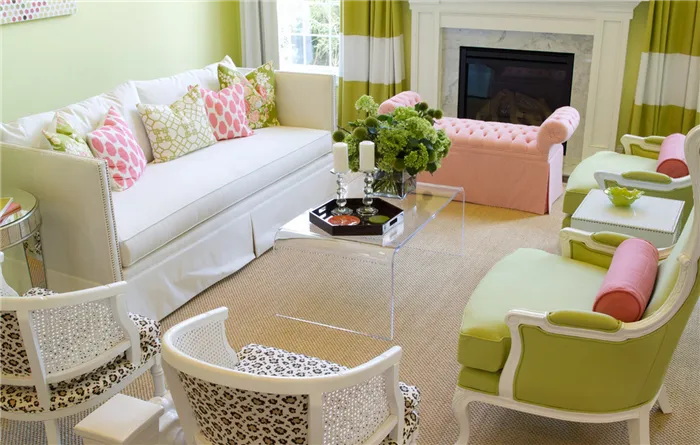 Розовый и зеленый цвета в гостиной