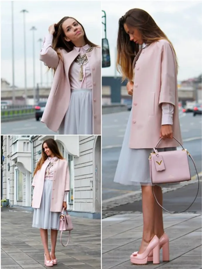 Девушки в розовых пальто