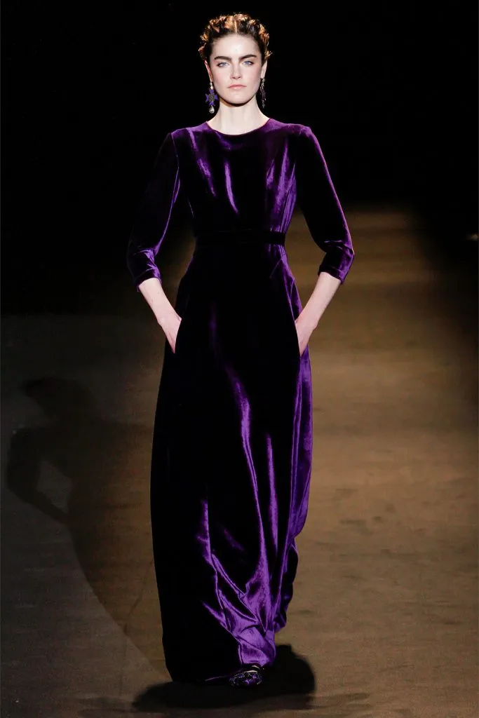 Вечернее платье из фиолетового бархата