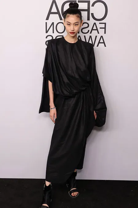 Йонг Хо Йео в черном платье.
