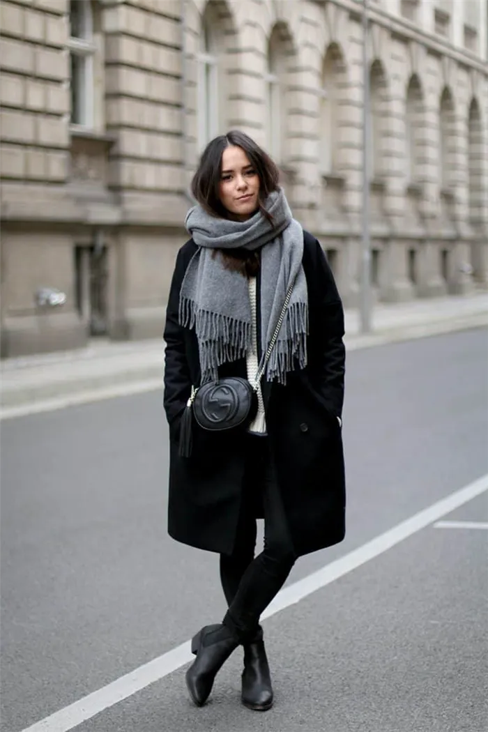 Черное пальто и серый шарф