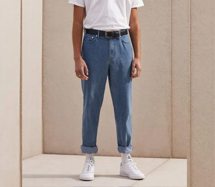 Популярные подвернутые джинсы