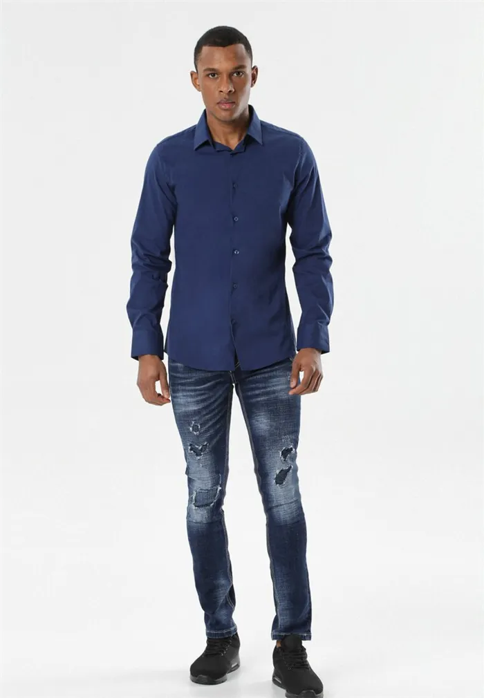 Σκούρο μπλε ανδρικό πουκάμισο - μια εξαιρετική βάση για κάθε στυλλ 